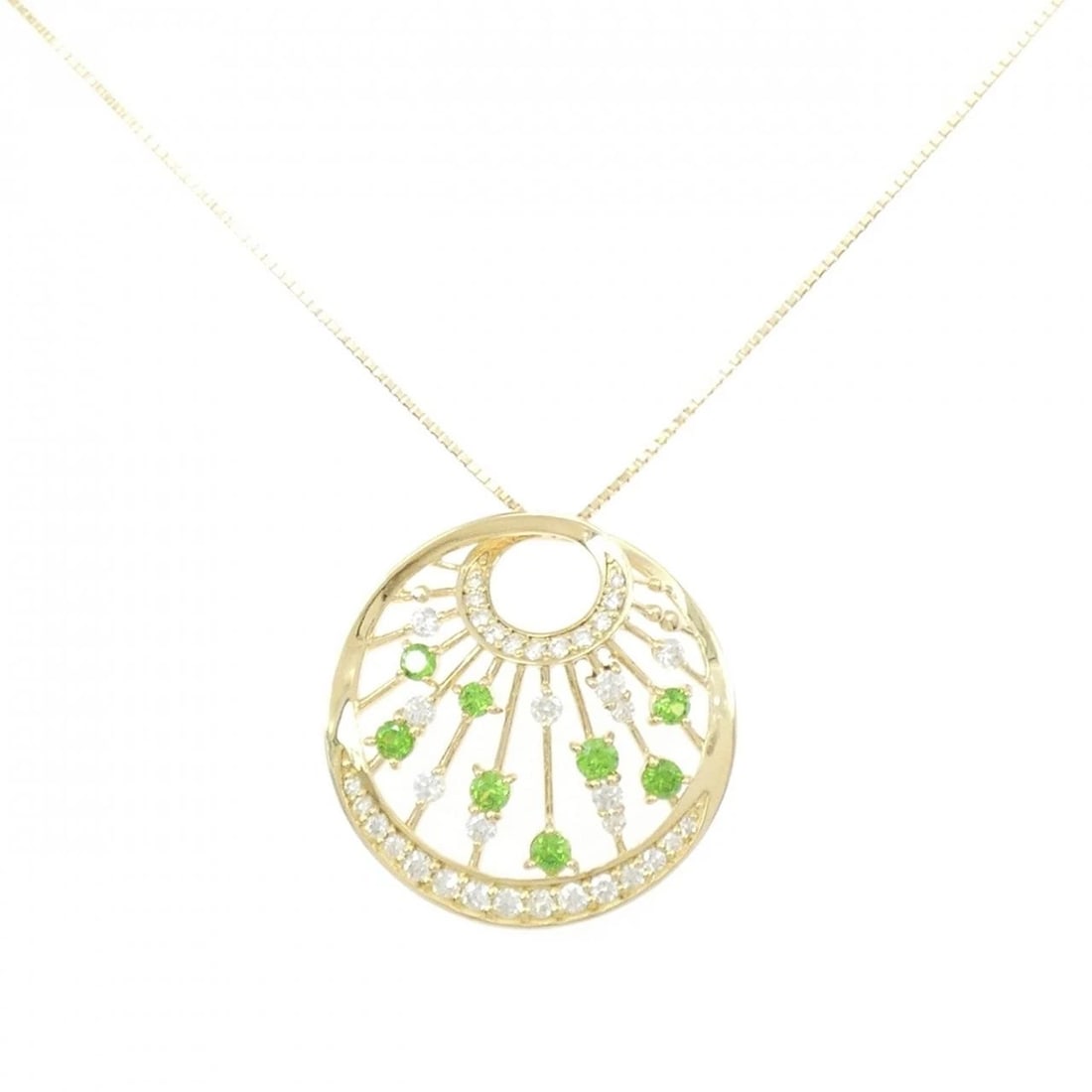 K18YG DEMANTOIDE GARNET NECKLACE: K18YG Demantoide Garnet Necklace Brand: Unbranded Type: Necklace Material: K18 Yellow Gold, Main Stone/Creation demantoide garnet Color: yellow gold Size: 45cmPendant top H x W: 24.4mmx24.4mm