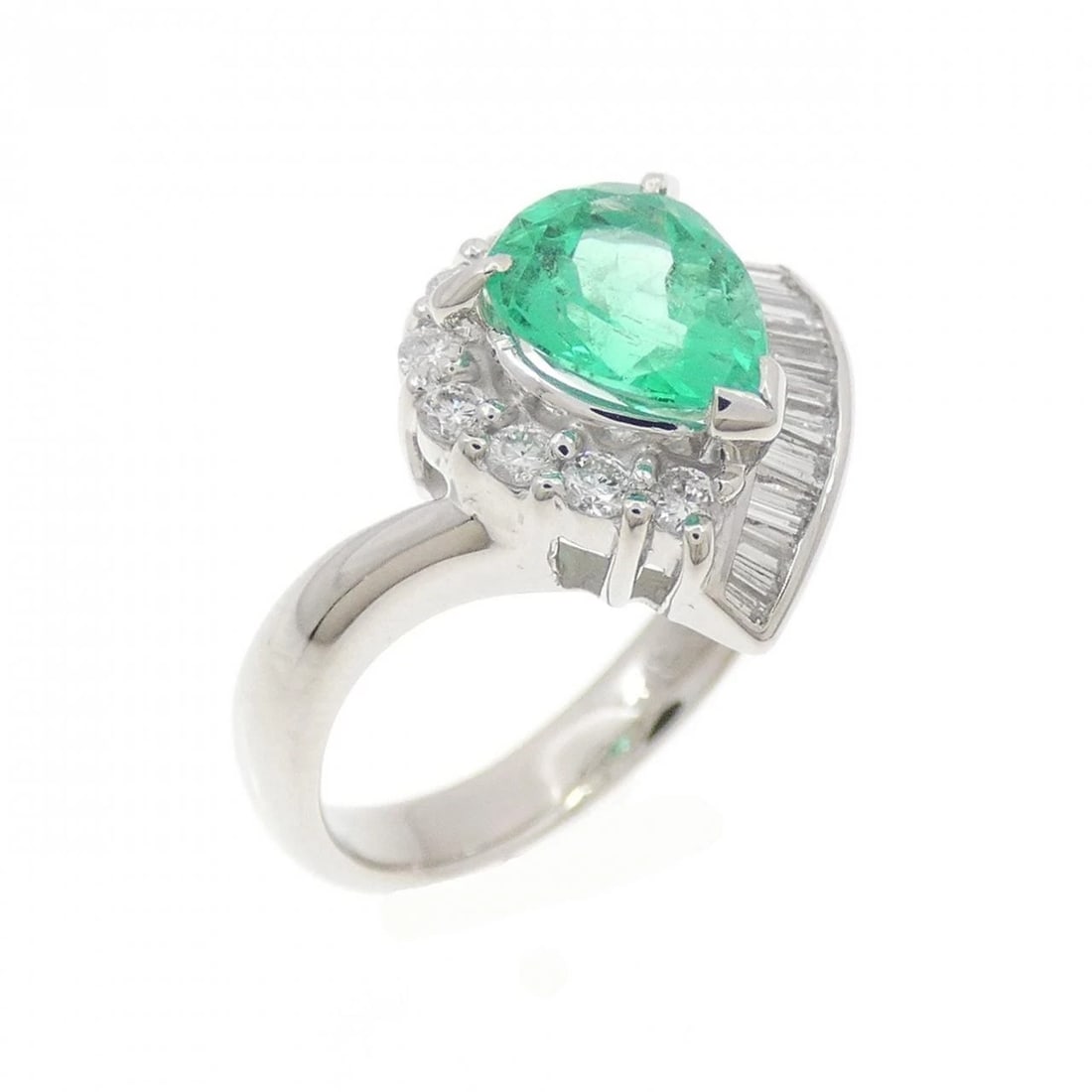 PT900 EMERALD RING: PT900 Emerald Ring Brand: Unbranded Type: Ring Material: Platinum 900, Main Stone/Creation emerald Color: platinum Size: 5US Accessories: None Accessories Notice: When purchasing pre-owned