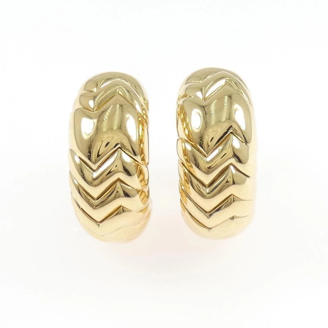 BVLGARI 750YG EARRINGS: BVLGARI 750YG Earrings Brand: BVLGARI Type: Earrings Material: 750 Yellow Gold, Color: Yellow Gold Size: ActualSize HxW: 25.5mmx11.2mm Accessories: None Accessories Notice: When purchasing