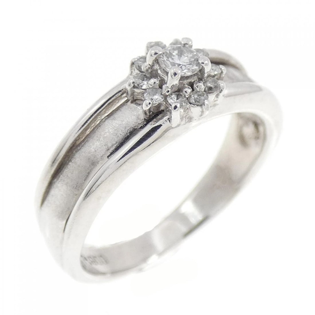 PT900 FLOWER DIAMOND RING: PT900 Flower Diamond Ring Brand: Unbranded Type: Ring Material: Platinum 900, Main Stone/Creation Natural Color: platinum Size: 5.5US Accessories: None Accessories Notice: When purchasing