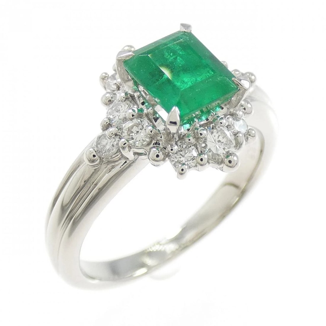 PT900 EMERALD RING: PT900 Emerald Ring Brand: Unbranded Type: Ring Material: Platinum 900, Main Stone/Creation emerald Color: Platinum Size: 6US Accessories: None Accessories Notice: When purchasing pre-owned