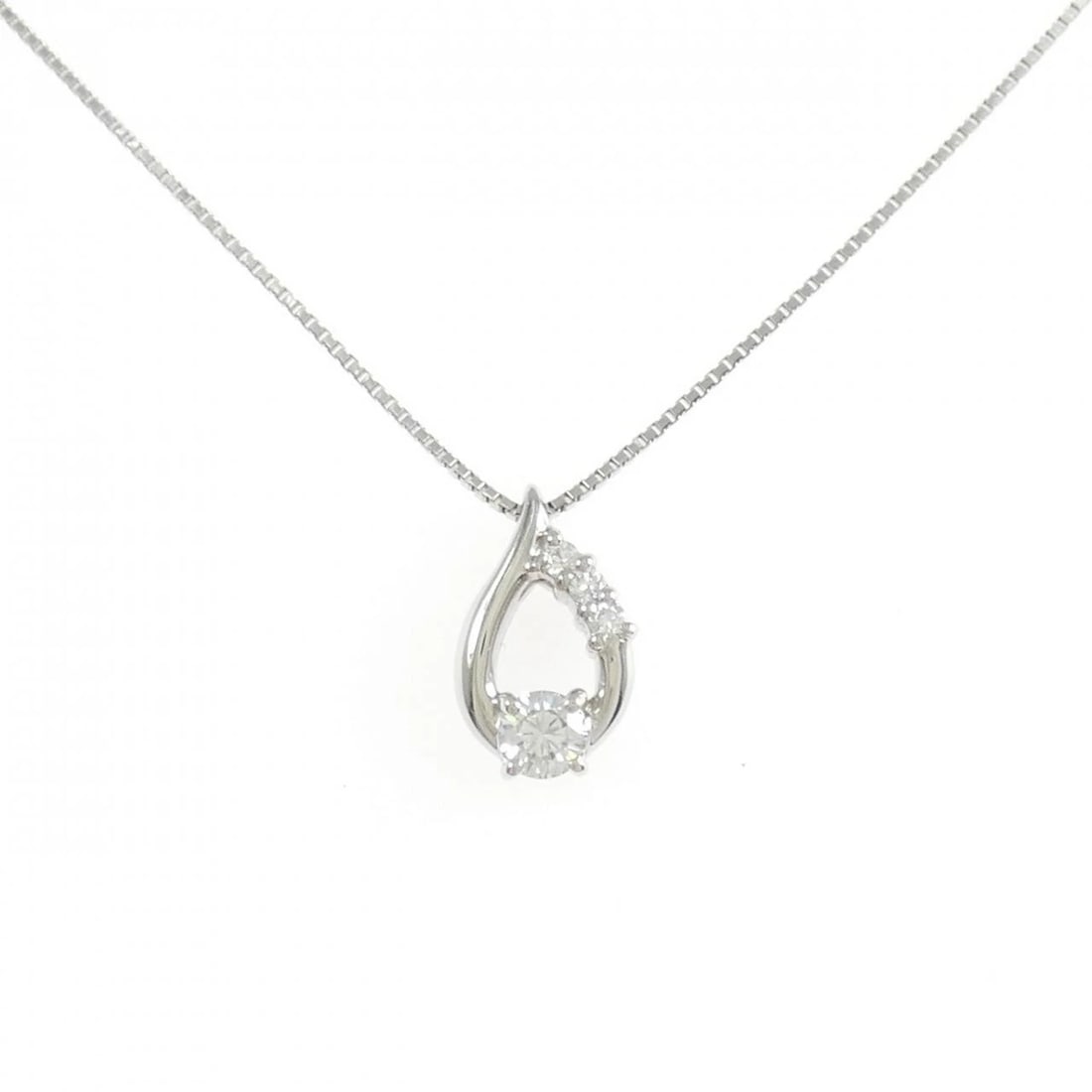 PT900 PT850 DIAMOND NECKLACE: PT900 PT850 Diamond Necklace Brand: Unbranded Type: Necklace Material: Platinum 900 Platinum 850, Main Stone/Creation Natural Color: Silver Size: 45cmActualSize Pendant top H x W: 13.3mmx8.7mm