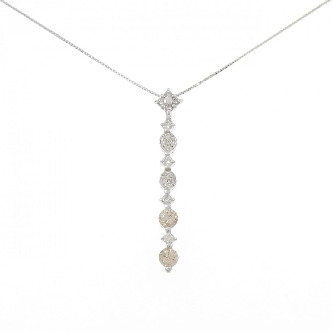 K18WG DIAMOND NECKLACE: K18WG Diamond Necklace Brand: Unbranded Type: Necklace Material: K18 White Gold, Main Stone/Creation Natural Color: White Gold Size: 45cmActualSize Pendant top H x W: 37.2mmx6.1mm Chain Max. W: 0.