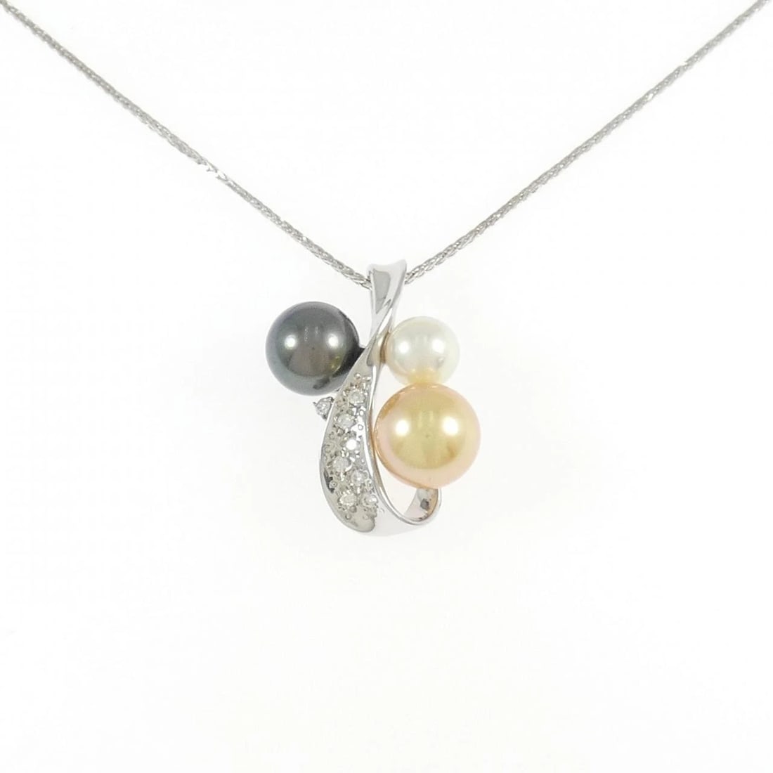 K18WG PEARL NECKLACE: K18WG Pearl Necklace Brand: Unbranded Type: Necklace Material: K18 White Gold, Main Stone/Creation Akoya PearlSide Stone Natural Color: White Gold Size: 45cmActualSize Pendant top H x W: