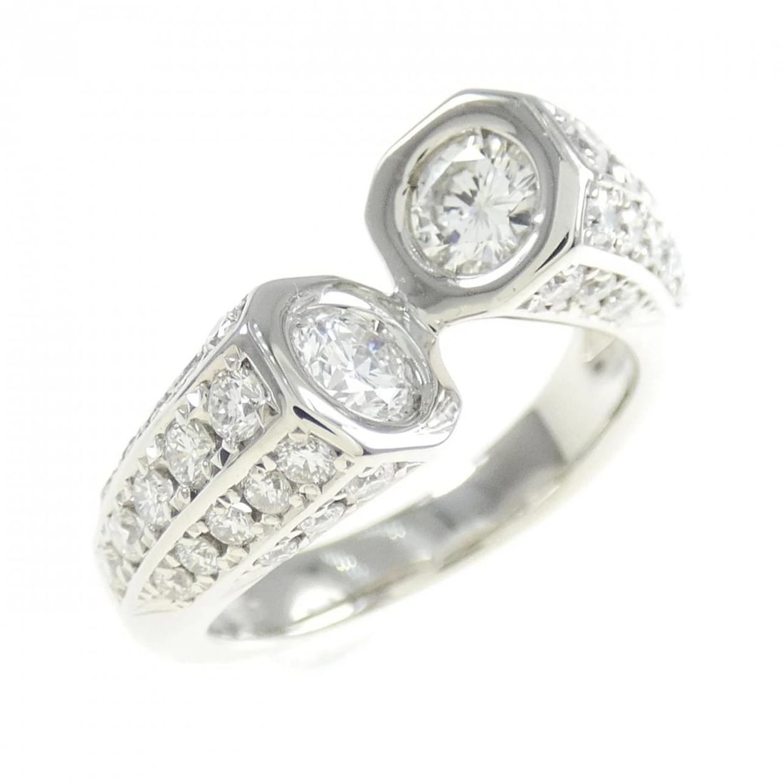 PT900 DIAMOND RING: PT900 Diamond Ring Brand: Unbranded Type: Ring Material: Platinum 900, Main Stone/Creation Natural Color: Platinum Size: 4-4.5US Accessories: None Accessories Notice: When purchasing pre-o