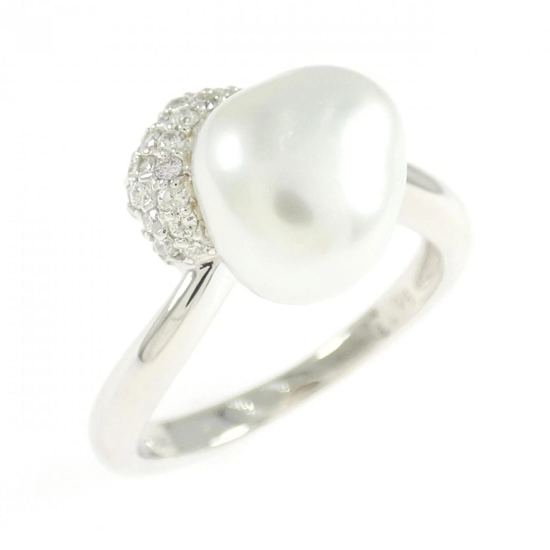 K18WG SOUTH SEA PEARL RING: K18WG South Sea Pearl Ring Brand: Unbranded Type: Ring Material: K18 White Gold, Main Stone/Creation South Sea Pearl Side Stone Natural Color: White Gold Size: 5.5 (US size) Accessories: None