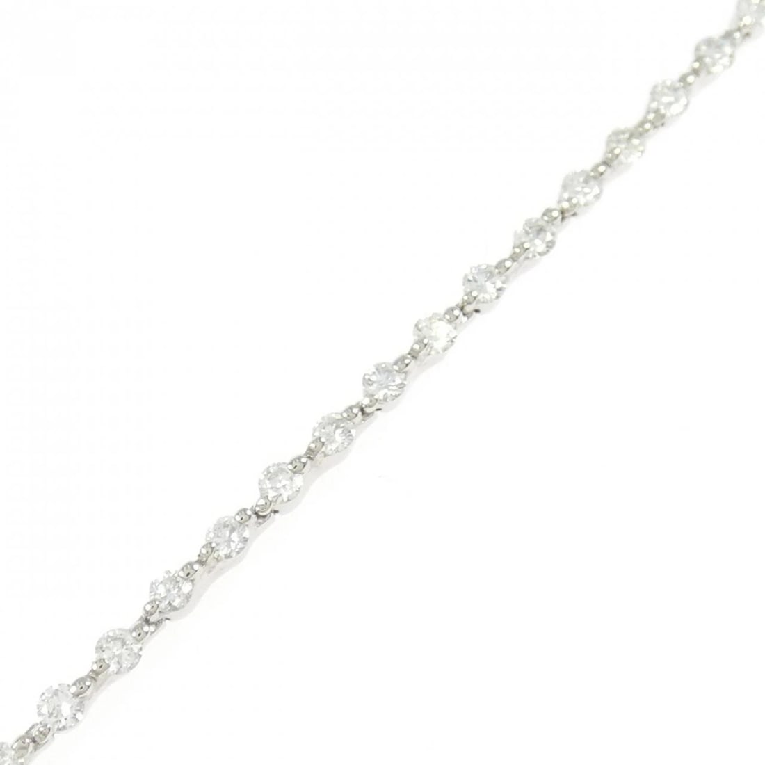 PT850 DIAMOND BRACELET: PT850 Diamond Bracelet Brand: Unbranded Type: Bracelet Material: Platinum 850, Main Stone/Creation Natural Color: platinum Size: 17cm ActualSizeMax W: 1.9mm Accessories: None Accessories N