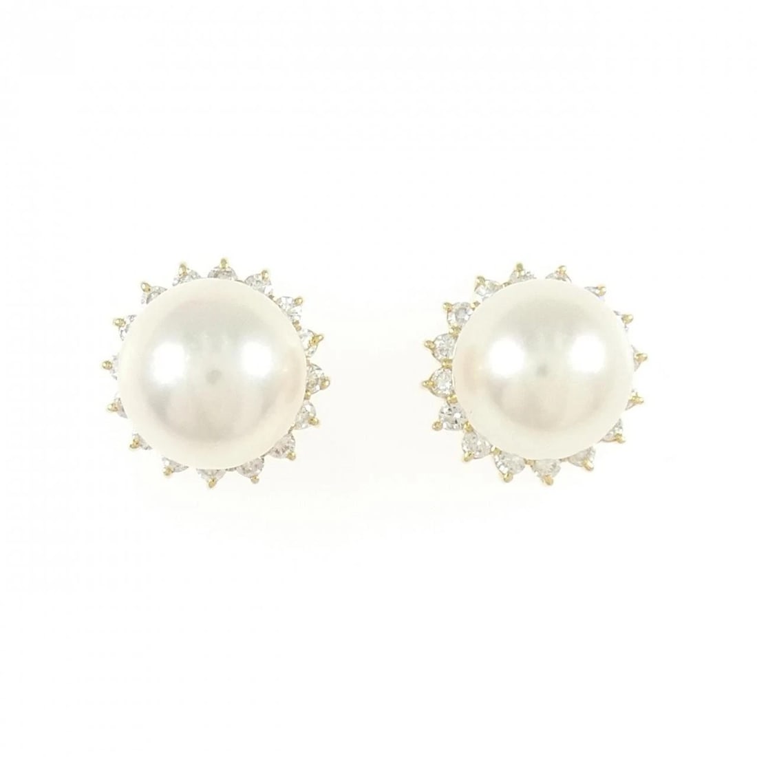 K18YG AKOYA PEARL EARRINGS: K18YG Akoya Pearl Earrings Brand: Unbranded Type: Earrings Material: K18 Yellow Gold, Main Stone/Creation Akoya PearlSide Stone Natural Color: Yellow Gold Size: ActualSize HxW: 10.8mmx10.8mm 