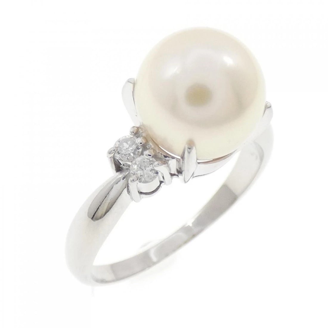 PT900 AKOYA PEARL RING: PT900 Akoya Pearl Ring Brand: Unbranded Type: Ring Material: Platinum 900, Main Stone/Creation Akoya PearlSide Stone Natural Color: Silver Size: 7-7.5 (US size) Accessories: None Accessories