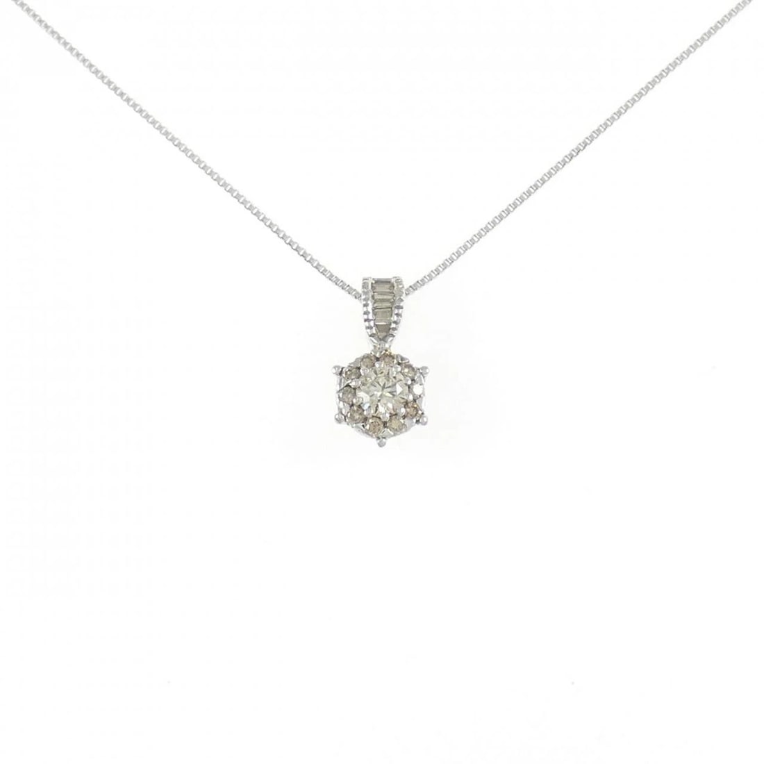 K18WG DIAMOND NECKLACE: K18WG Diamond Necklace Brand: Unbranded Type: Necklace Material: K18 White Gold, Main Stone/Creation Natural Color: White Gold Size: 45cmActualSize Pendant top H x W: 11.7mmx6.2mm Chain Max.