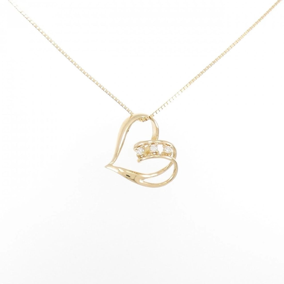 K18YG HEART DIAMOND NECKLACE: K18YG Heart Diamond Necklace Brand: Unbranded Type: Necklace Material: K18 Yellow Gold, Main Stone/Creation Natural Color: Yellow Gold Size: 45cmActualSizePendant top H x W: 14.7mmx15.8mm