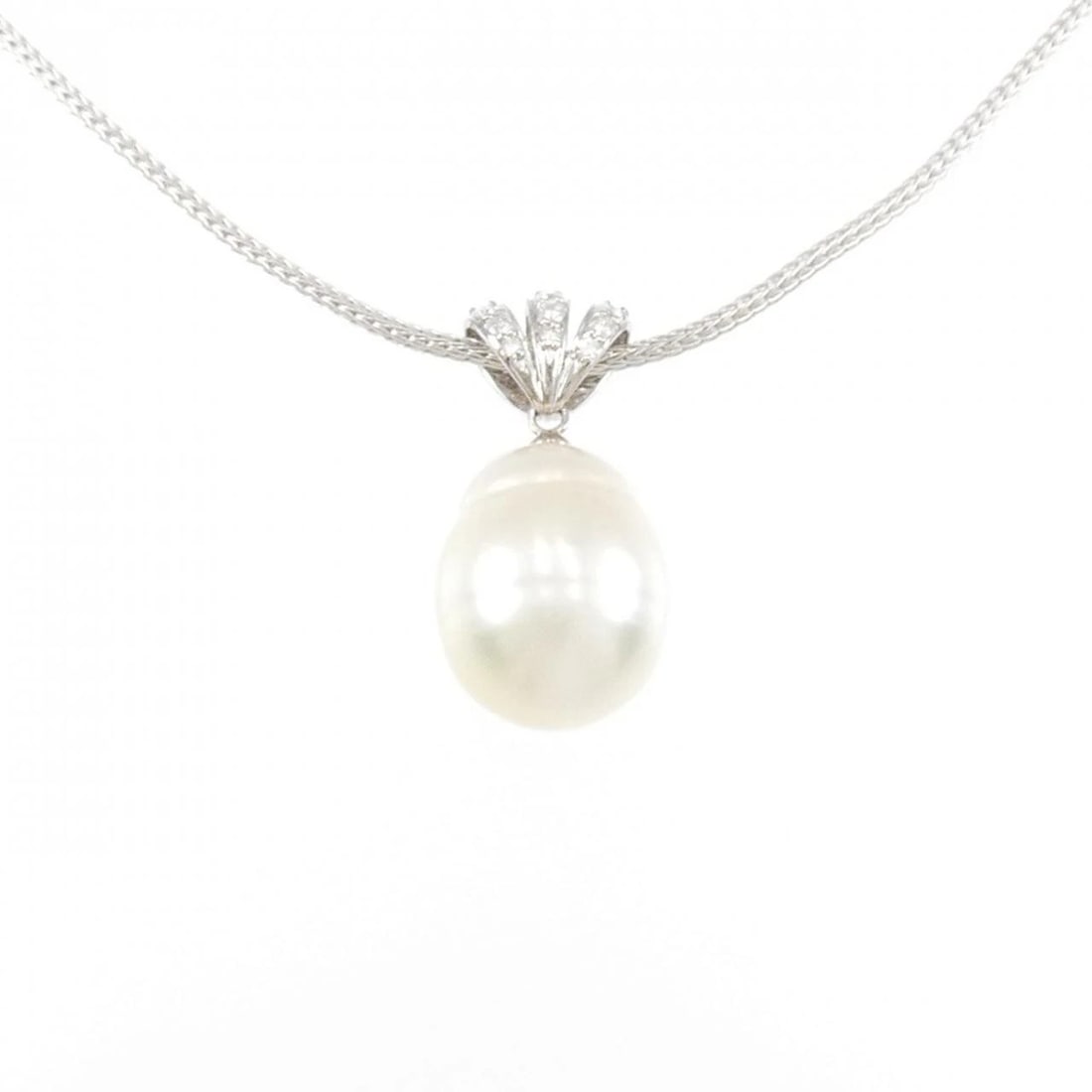 K18WG SOUTH SEA PEARL NECKLACE: K18WG South Sea Pearl Necklace Brand: Unbranded Type: Necklace Material: K18 White Gold, Main Stone/Creation South Sea PearlSide Stone Natural Color: White Gold Size: 39cmActualSizePendant top