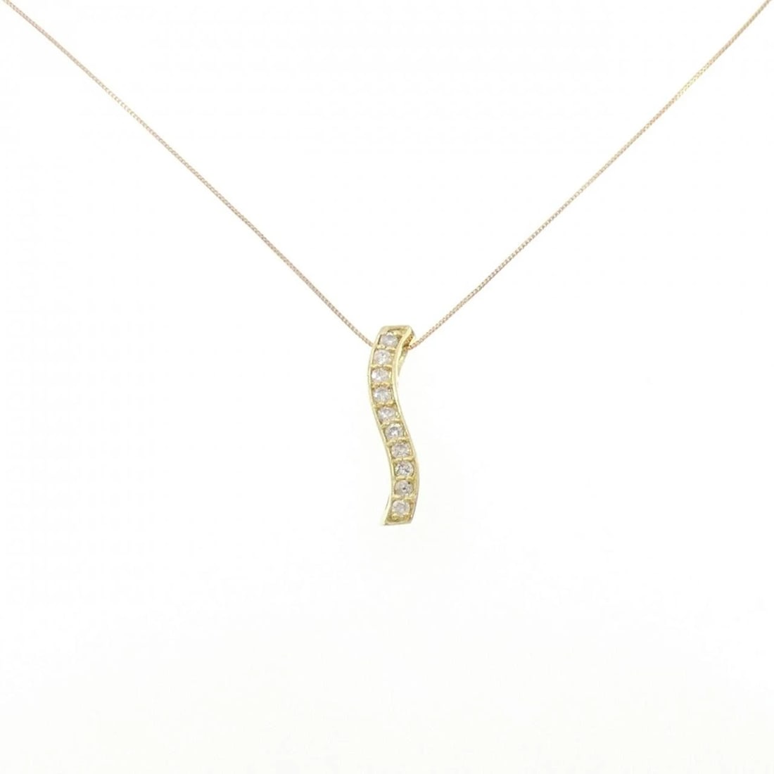 K18YG DIAMOND NECKLACE: K18YG Diamond Necklace Brand: Unbranded Type: Necklace Material: K18 Yellow Gold, Main Stone/Creation Natural Color: Yellow Gold Size: 41cmActualSize Pendant top H x W: 21.1mmx2.9mm Chain Max.