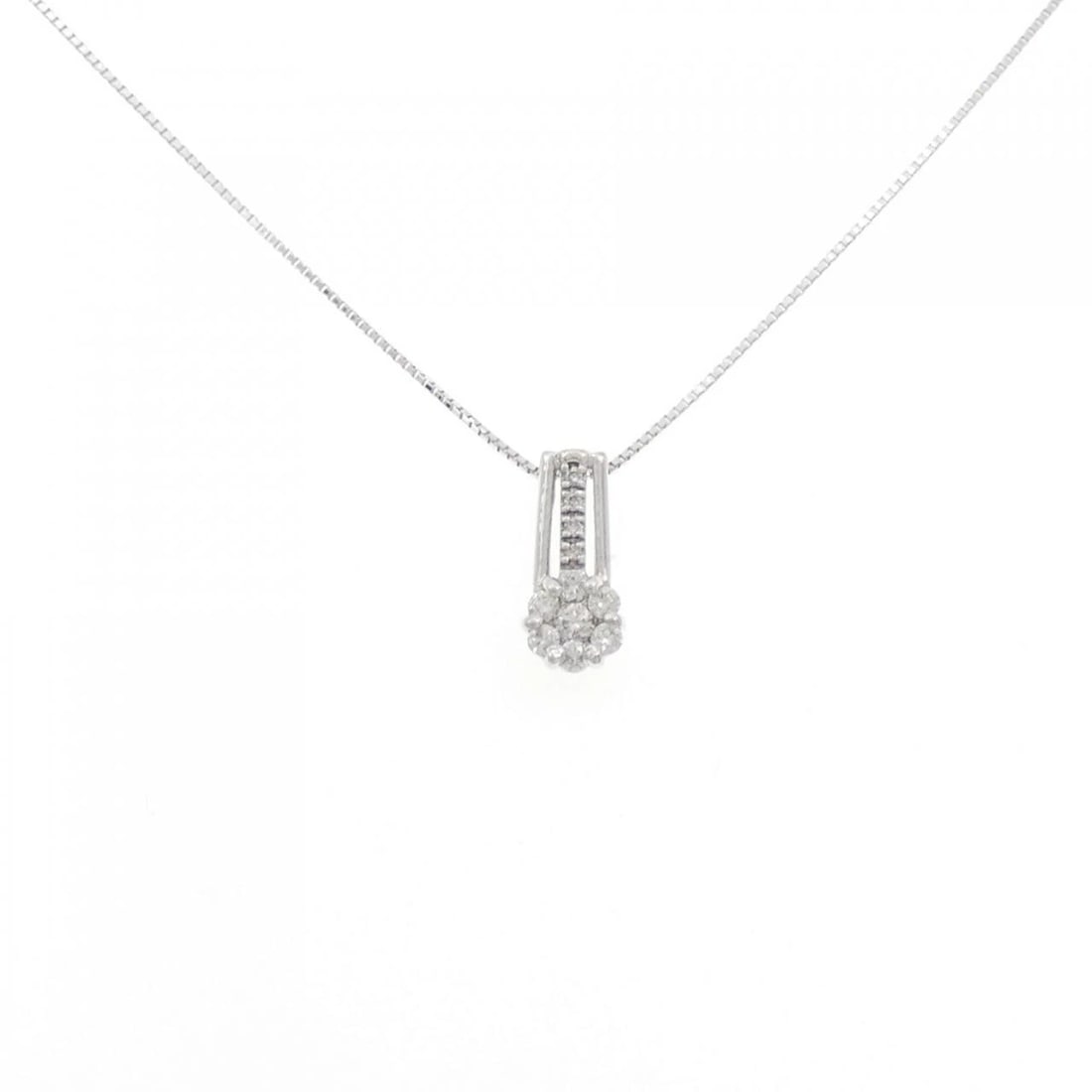 K18WG FLOWER DIAMOND NECKLACE: K18WG Flower Diamond Necklace Brand: Unbranded Type: Necklace Material: K18 White Gold, Main Stone/Creation Natural Color: White Gold Size: 45cmActualSize Pendant top H x W: 13.8mmx6.4mm Chain