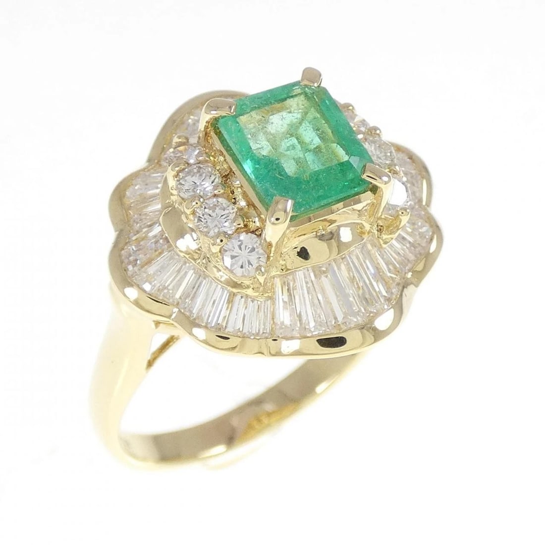 K18YG EMERALD RING: K18YG Emerald Ring Brand: Unbranded Type: Ring Material: K18 Yellow Gold, Main Stone/Creation EmeraldSide Stone Natural Color: Yellow Gold Size: 8.5 (US size) Accessories: None Accessories