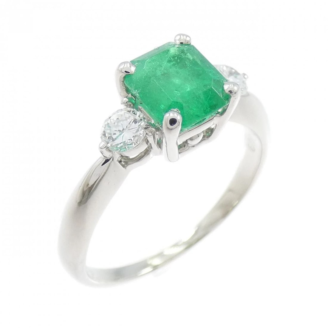 PT1000 EMERALD RING: PT1000 Emerald Ring Brand: Unbranded Type: Ring Material: Platinum 1000, Main Stone/Creation EmeraldSide Stone Natural Color: Silver Size: 6.5-7 (US size) Accessories: None Accessories