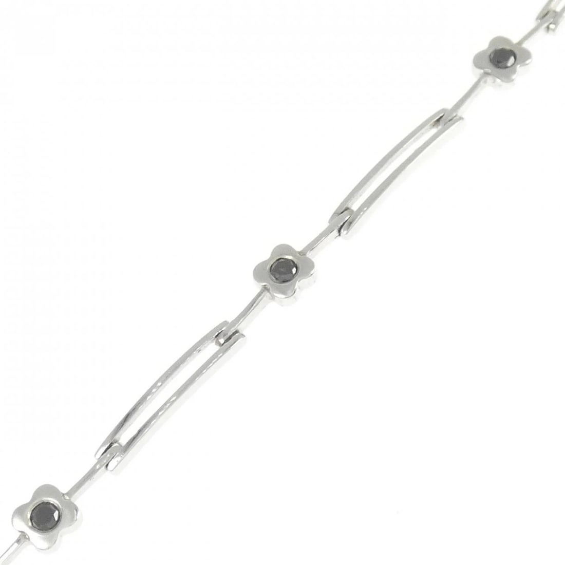 750WG FLOWER DIAMOND BRACELET: 750WG Flower Diamond Bracelet Brand: Unbranded Type: Bracelet Material: 750 White Gold, Main Stone/Creation Natural Color: White Gold Size: 18cm ActualSize Max W: 4.0mm Accessories: None A