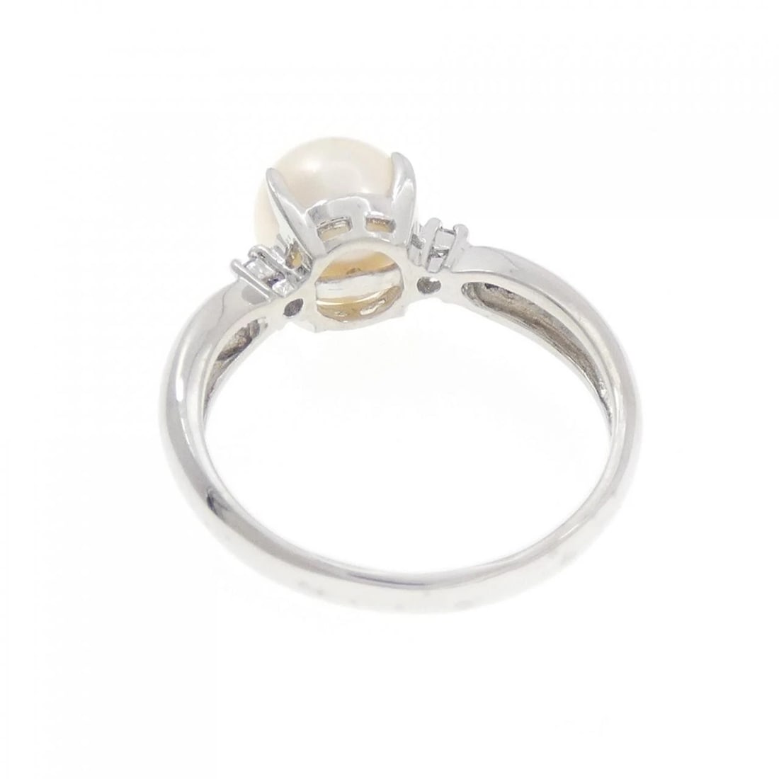 PT850 AKOYA PEARL RING: PT850 Akoya Pearl Ring Brand: Unbranded Type: Ring Material: Platinum 850, Main Stone/Creation Akoya PearlSide Stone Natural Color: Silver Size: 5.5 (US size) Accessories: None Accessories