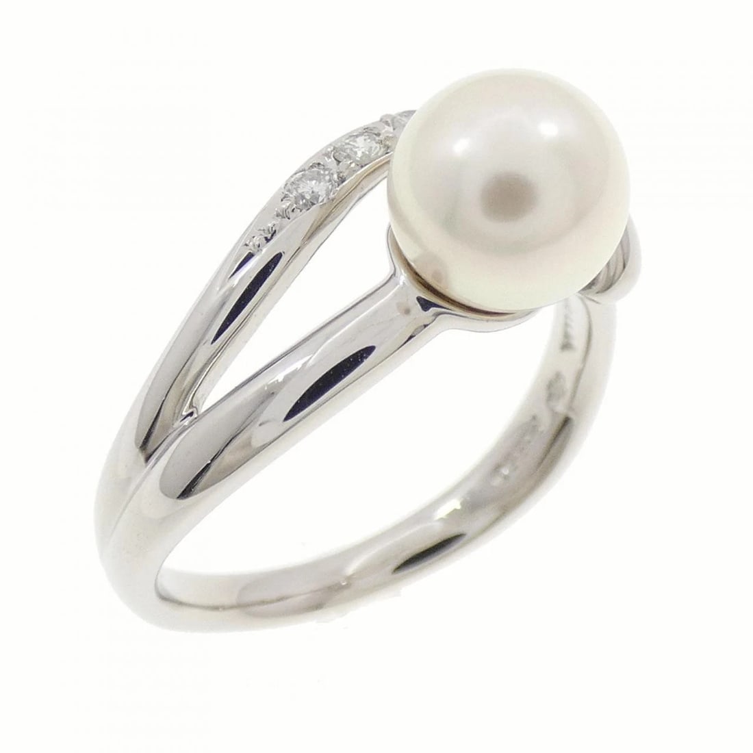 PT850 AKOYA PEARL RING: PT850 Akoya Pearl Ring Brand: Unbranded Type: Ring Material: Platinum 850, Main Stone/Creation Akoya Pearl Color: Silver Size: 6 (US size) Accessories: None Accessories Notice: When