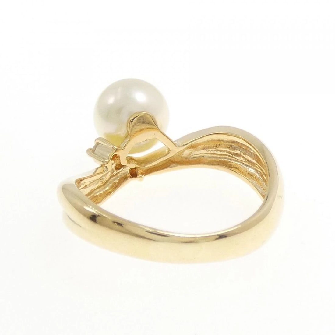 K18YG AKOYA PEARL RING: K18YG Akoya Pearl Ring Brand: Unbranded Type: Ring Material: K18 Yellow Gold, Main Stone/Creation Akoya PearlSide Stone Natural Color: Yellow Gold Size: 5-5.5 (US size) Accessories: None