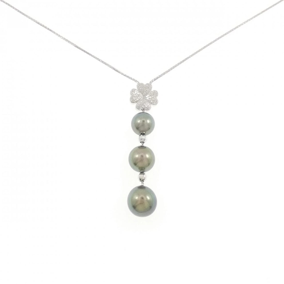 K18WG CLOVER BLACK PEARL NECKLACE: K18WG Clover Black Pearl Necklace Brand: Unbranded Type: Necklace Material: K18 White Gold, Main Stone/Creation Black Pearl Color: White Gold Size: 51cmActualSize Pendant top H x W: