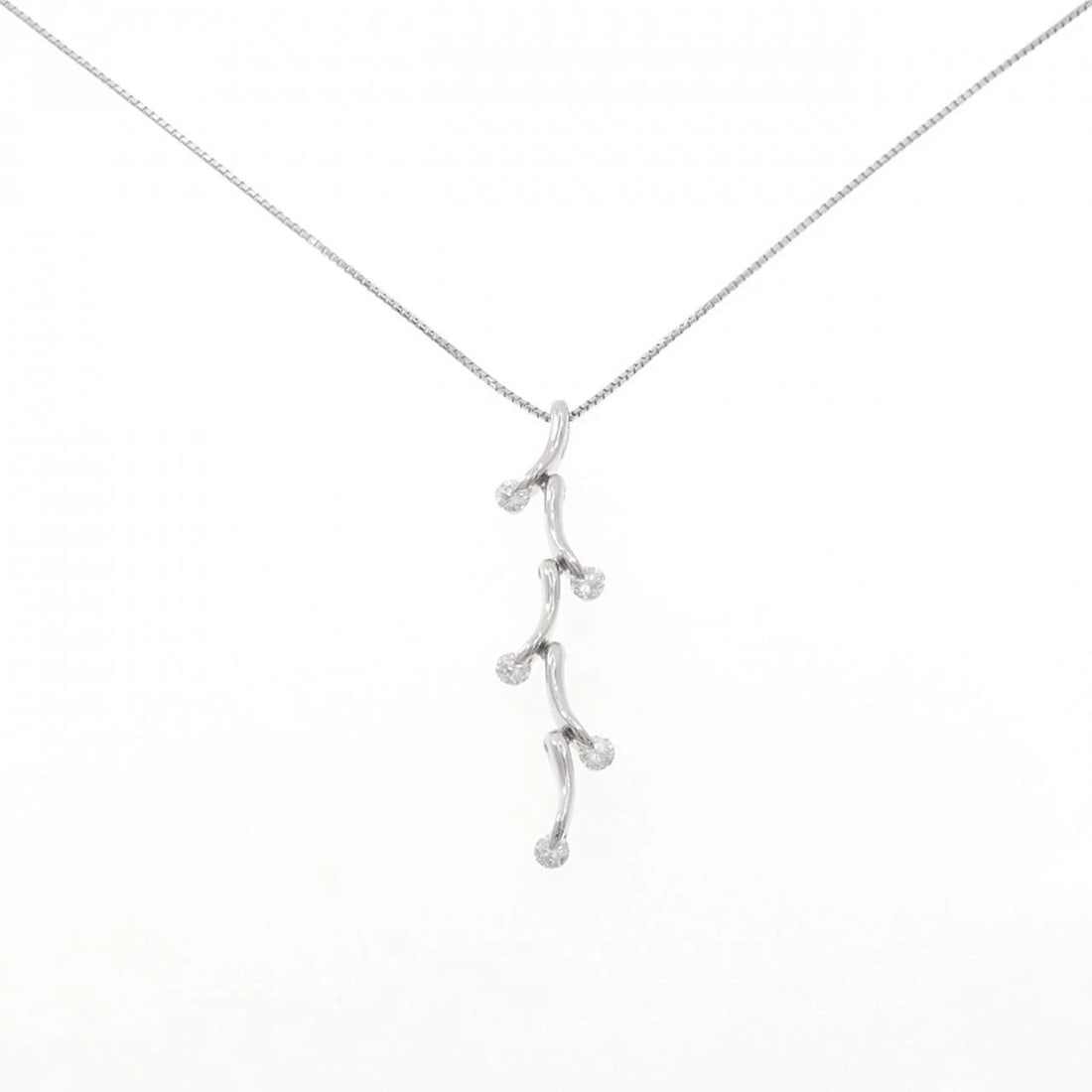 PT900 PT850 DIAMOND NECKLACE: PT900 PT850 Diamond Necklace Brand: Unbranded Type: Necklace Material: Platinum 900 Platinum 850, Main Stone/Creation Natural Color: Silver Size: 45cmActualSize Pendant top H x W: 42.4mmx6.0mm