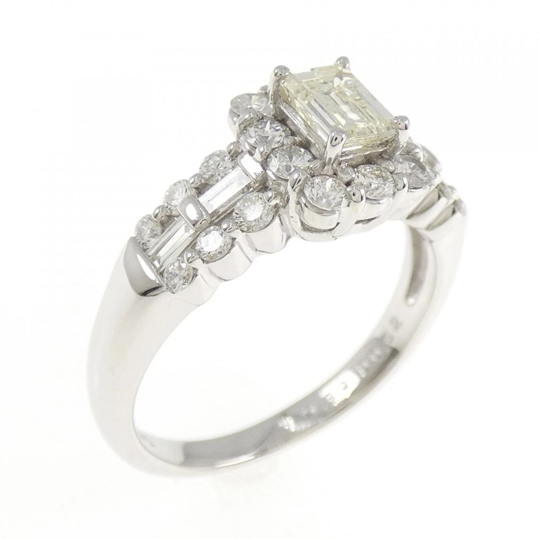 K18WG DIAMOND RING: K18WG Diamond Ring Brand: Unbranded Type: Ring Material: K18 White Gold, Main Stone/Creation Natural Color: white gold Size: 6-6.5US Accessories: None Accessories Notice: When purchasing p