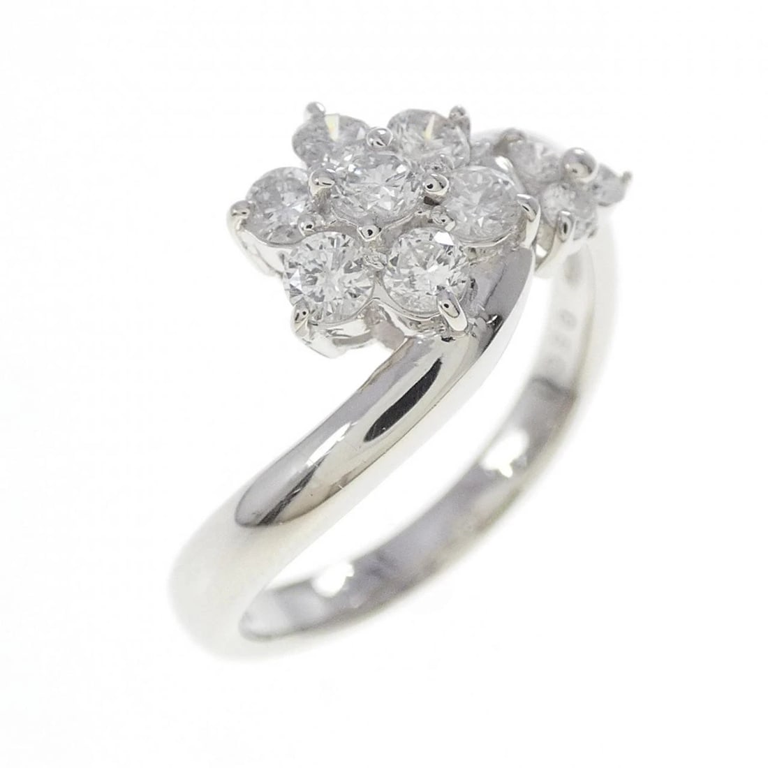 PT900 FLOWER DIAMOND RING: PT900 Flower Diamond Ring Brand: Unbranded Type: Ring Material: Platinum 900, Main Stone/Creation Natural Color: platinum Size: 6.5US Accessories: None Accessories Notice: When purchasing