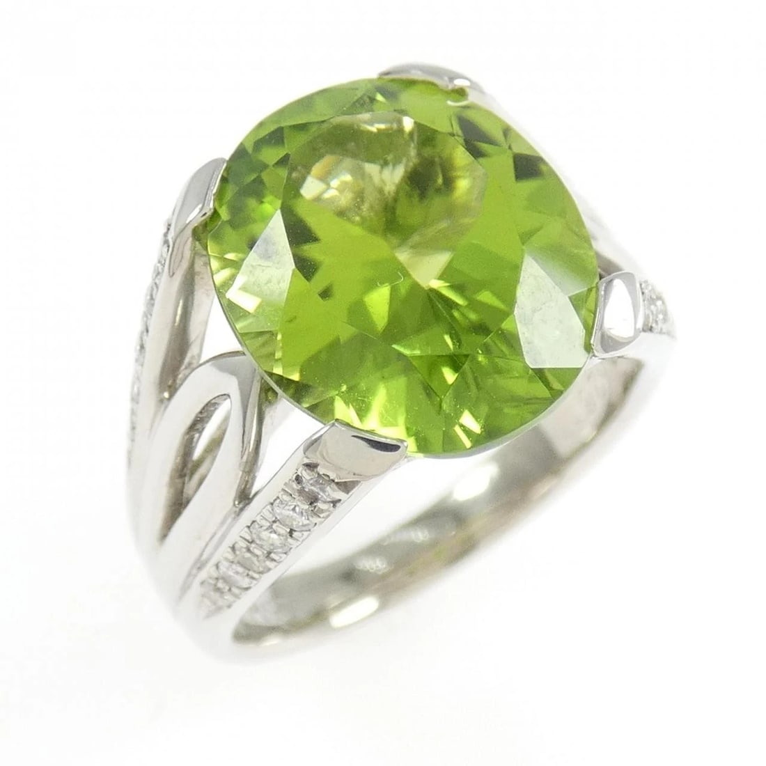 PT900 PERIDOT RING: PT900 Peridot Ring Brand: Unbranded Type: Ring Material: Platinum 900, Main Stone/Creation PeridotSide Stone Natural Color: Silver Size: 6.5 (US size) Accessories: None Accessories Notice: