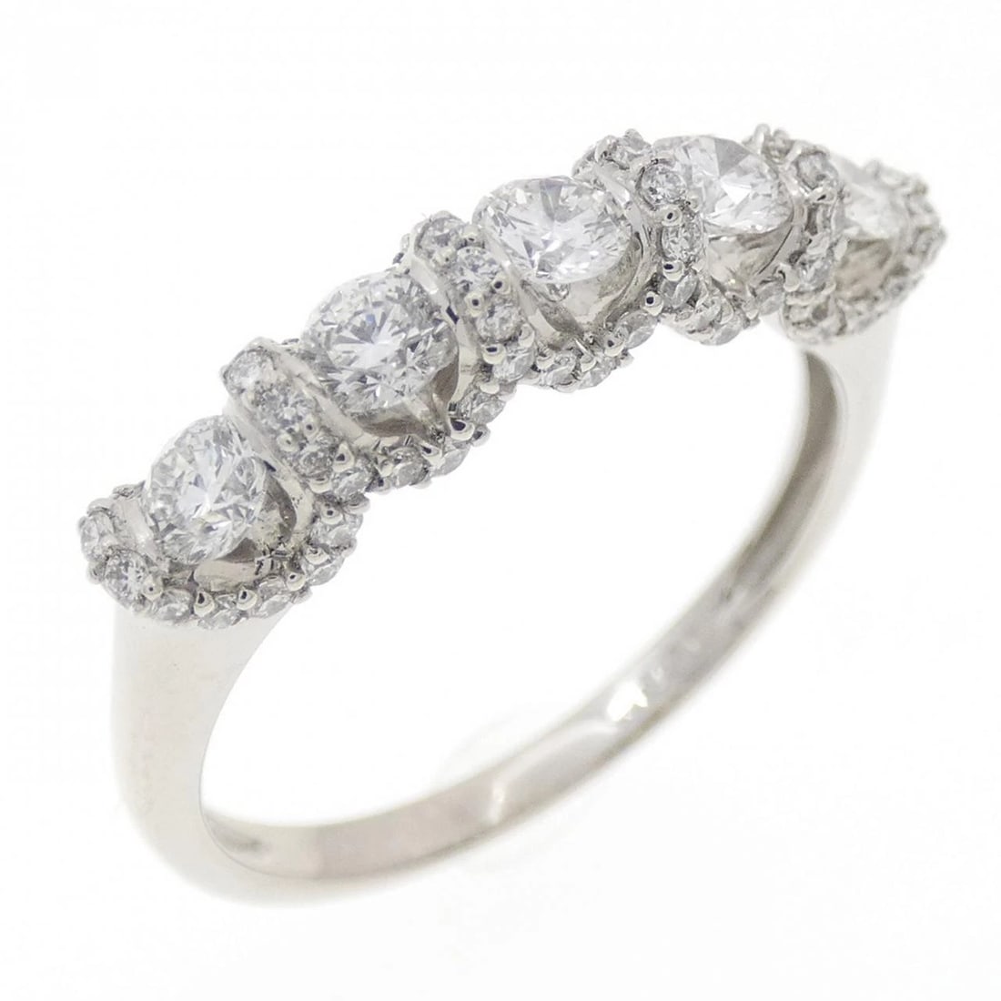 PT950 DIAMOND RING (1 of 3)