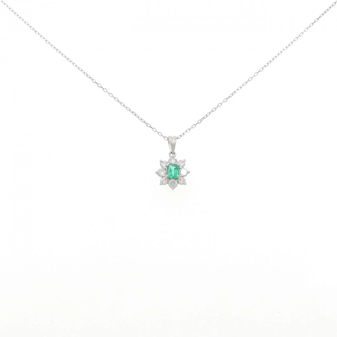 PT900 PT850 EMERALD NECKLACE: PT900 PT850 Emerald Necklace Brand: Unbranded Type: Necklace Material: Platinum 900 Platinum 850, Main Stone/Creation EmeraldSide Stone Natural Color: Silver Size: 45cmActualSize Pendant top H
