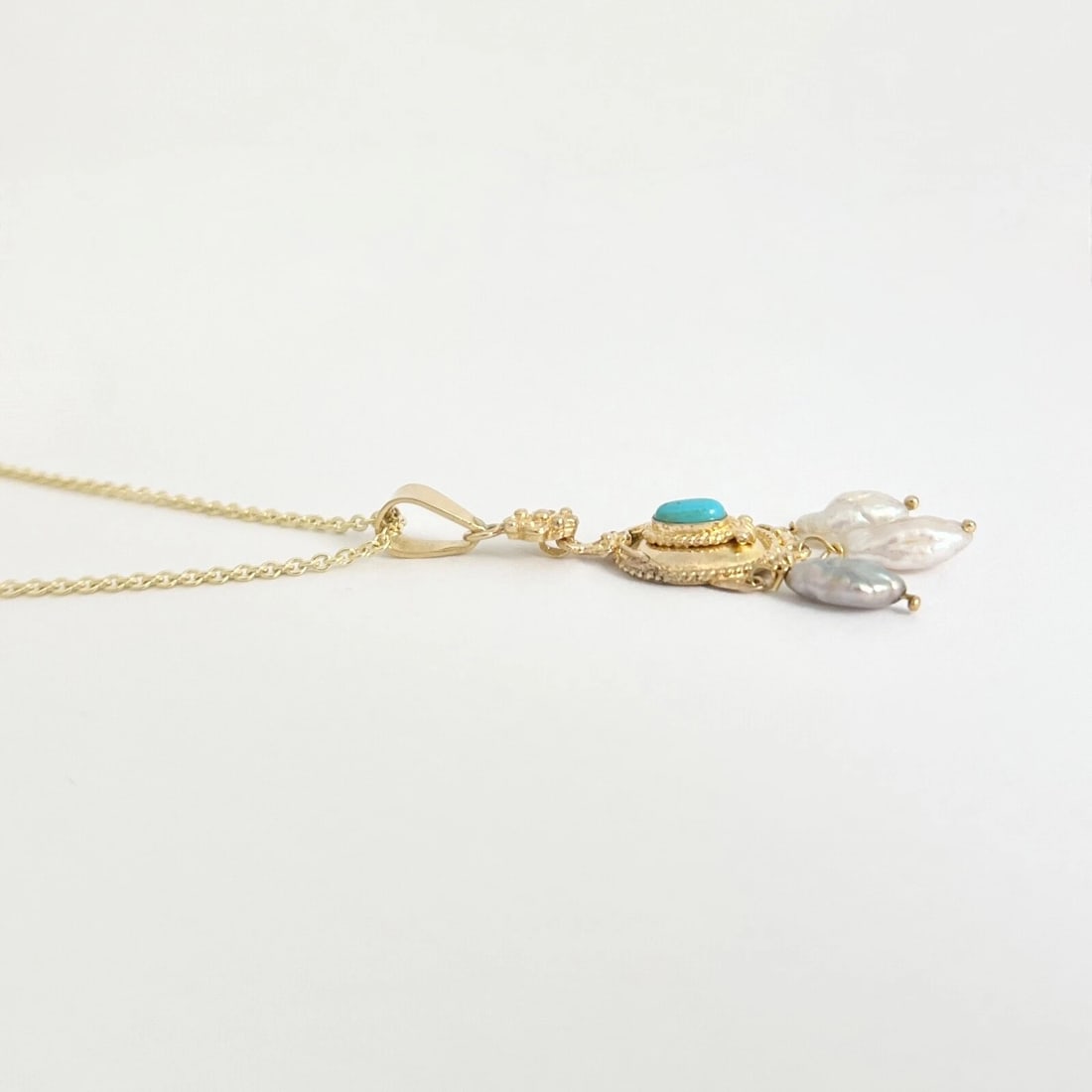 VINTAGE OVAL TURQUOISE BAROQUE PEARL PENDANT NECKLACE: Vintage Oval Turquoise Baroque Pearl Pendant Necklace Brand: Estate Type: Necklace Material: 14K Yellow Gold, Color: Gold Size: Length: 16 inches Pendant: 1.6 inches (with bale) x 11.2 mm Accesso