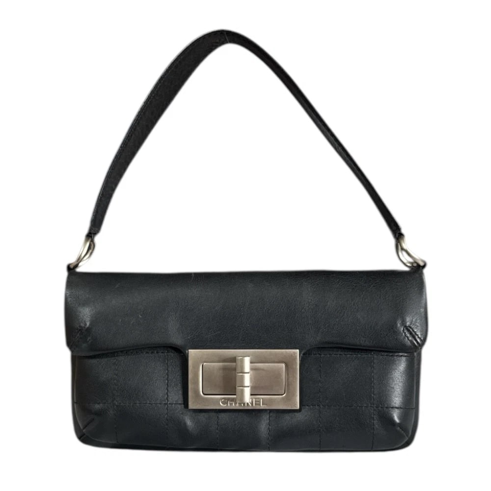 CHANEL SHOULDER BAG LEATHER CHOCOLATE BAR SHOULDER BAG: CHANEL Shoulder Bag leather Chocolate bar Shoulder Bag Brand: CHANEL Type: Shoulder Bag Material: Exterior Material leather Color: black Size: W11.0 x H5.7 x D1.4inch Handle:18.9inch Accessories: