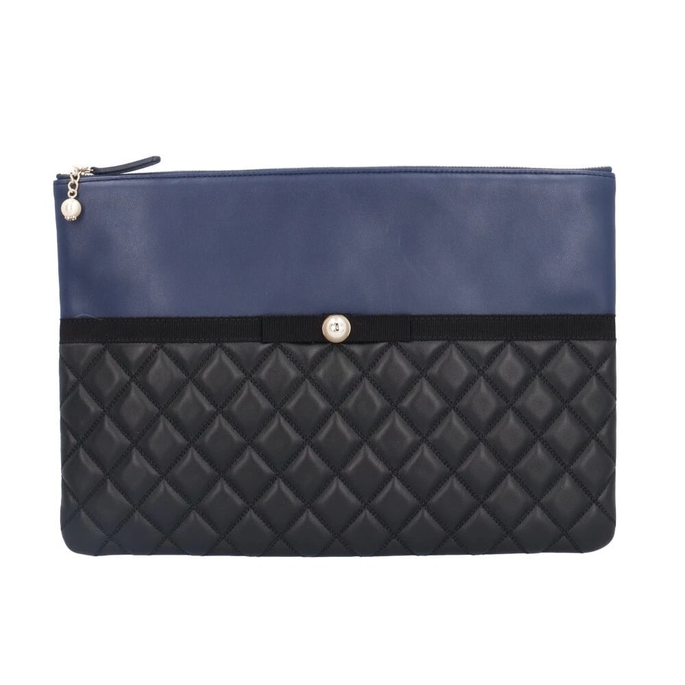 CHANEL CLUTCH BAG LAMBSKIN CLUTCH BAG: CHANEL Clutch bag lambskin Clutch bag Brand: CHANEL Type: Clutch bag Material: Exterior Material lambskin Color: Navy / black Size: W13.4 x H9.1 x D0.6inch Accessories: None Accessories