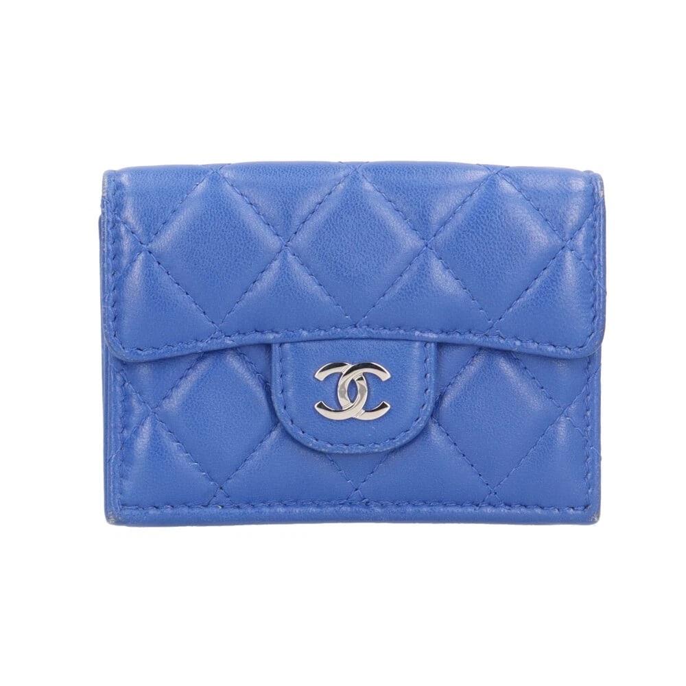 CHANEL TRI-FOLD WALLET LAMBSKIN TRI-FOLD WALLET: CHANEL Tri-fold wallet lambskin Tri-fold wallet Brand: CHANEL Type: Tri-fold wallet Material: Exterior Material lambskin Color: blue Size: W3.9 x H2.8x D1.6inch Accessories: None Accessori