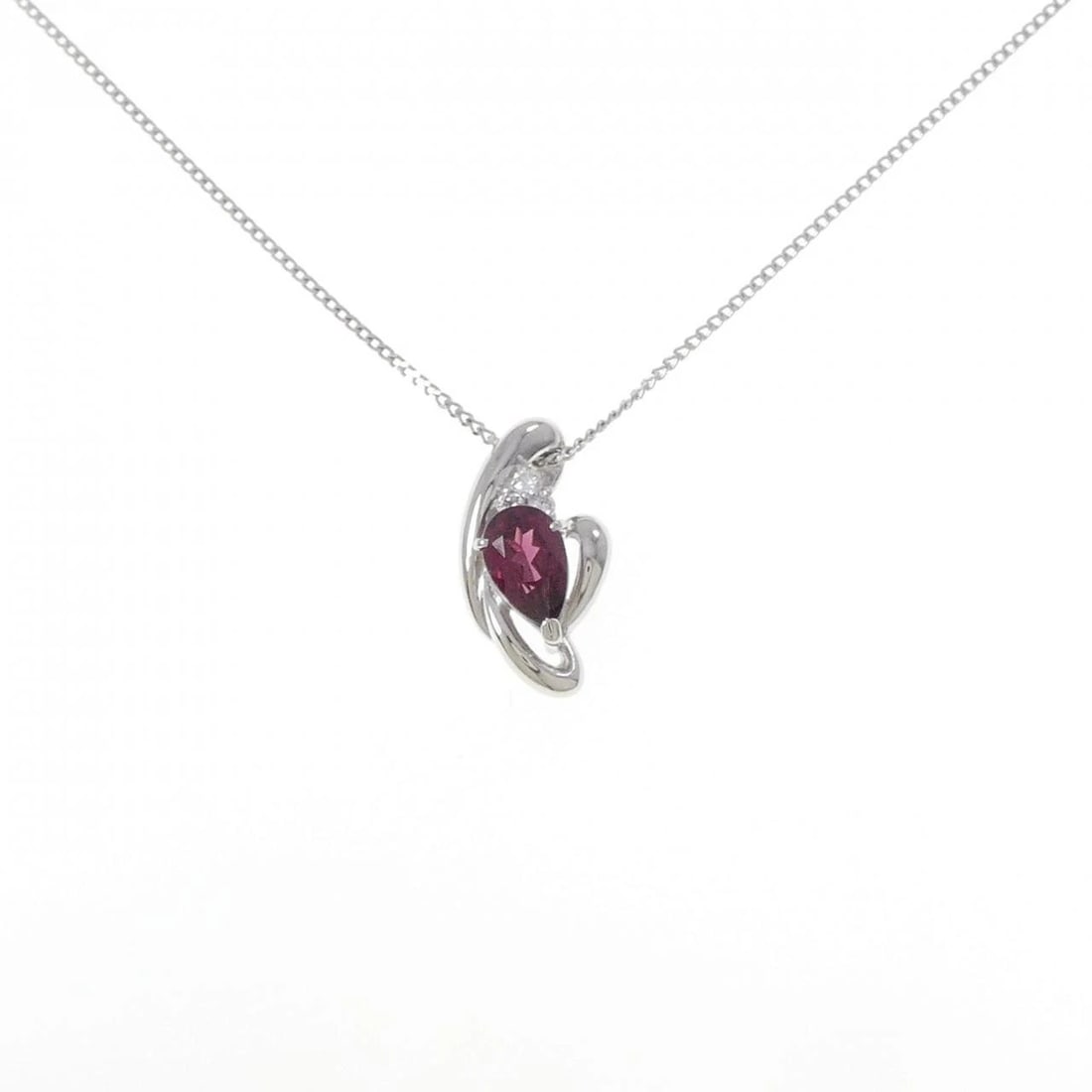 PT900/PT850 GARNET NECKLACE: PT900/PT850 Garnet Necklace Brand: Unbranded Type: Garnet Necklace Material: PT900/PT850, Main Stone/Creation GarnetSecondary Stone Natural Color: Silver Size: 40cmActual Size Pendant length