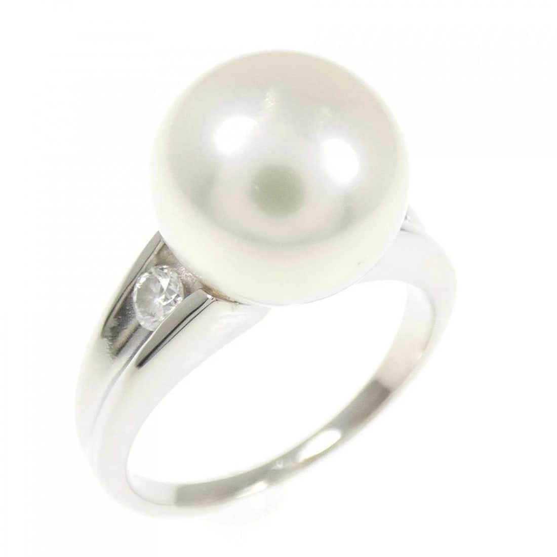 PT900 SOUTH SEA PEARL RING: PT900 South Sea Pearl Ring Brand: Unbranded Type: Ring Material: Platinum 900, Main Stone/Creation south sea pearl Color: platinum Size: 5US Accessories: None Accessories Notice: When