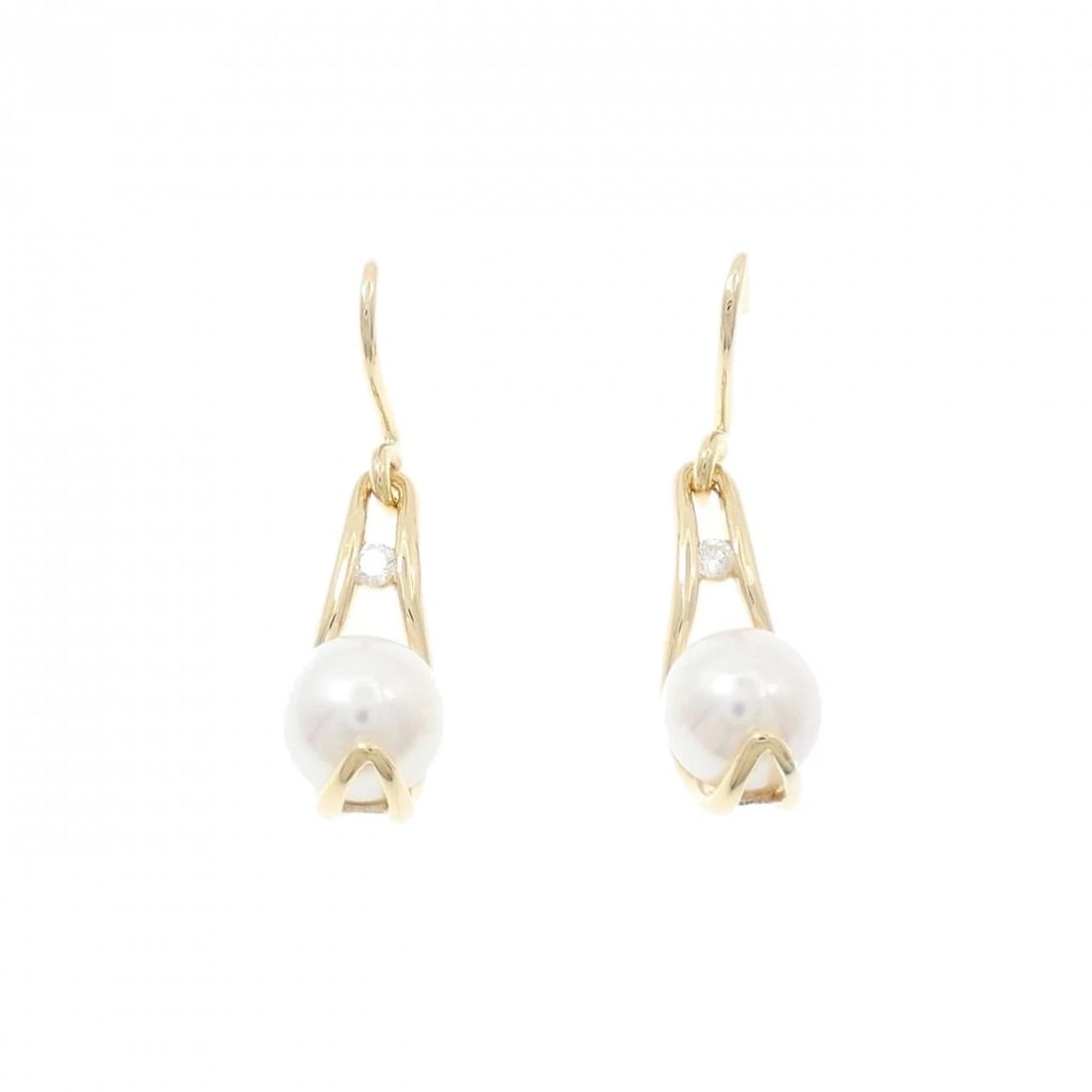 18K YELLOW GOLD AKOYA PEARL PIERCE: 18K Yellow Gold Akoya Pearl Pierce Brand: Unbranded Type: Akoya Pearl Pierce/Earring Material: 18K yellow gold, Main Stone/Creation akoya pearl Color: yellow gold Size: Actual Size Approx.