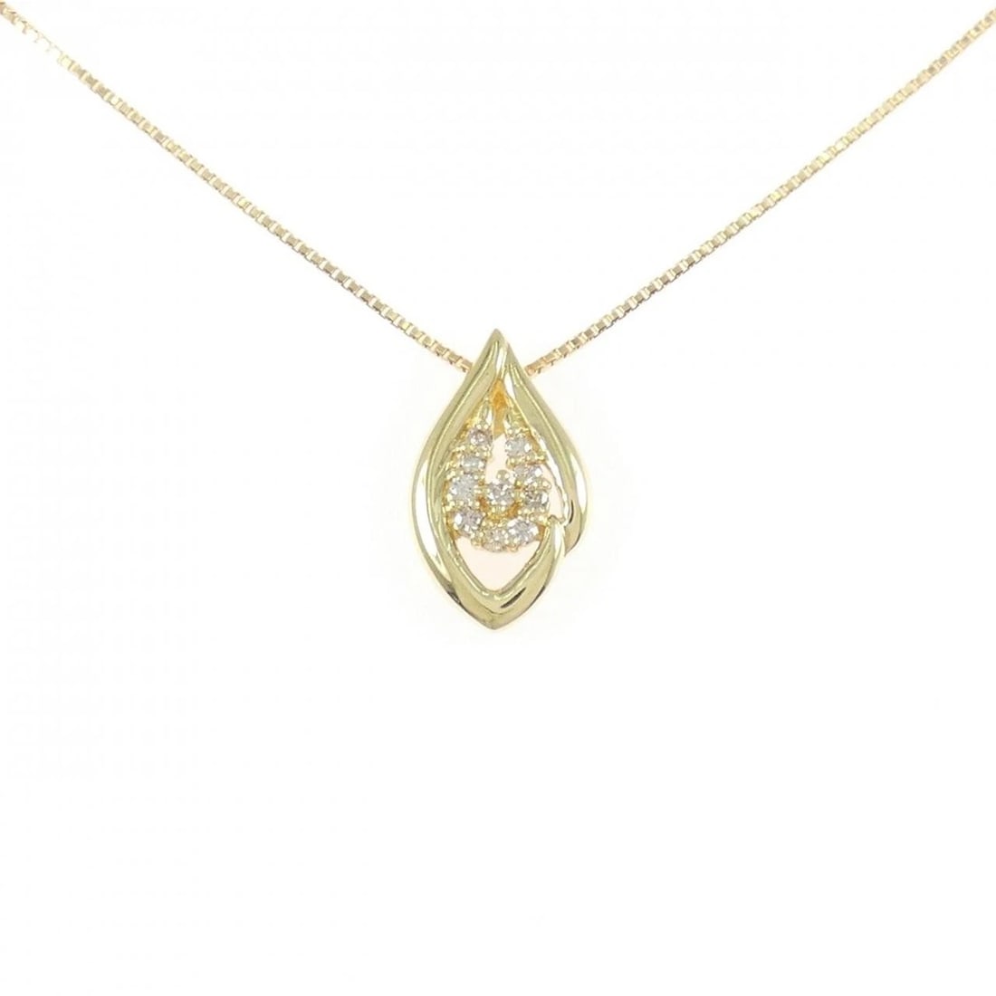 K18YG DIAMOND NECKLACE: K18YG Diamond Necklace Brand: Unbranded Type: Necklace Material: K18 Yellow Gold, Main Stone/Creation Natural Color: Yellow Gold Size: 45cmActualSize Pendant top H x W: 16.7mmx10.0mm Chain