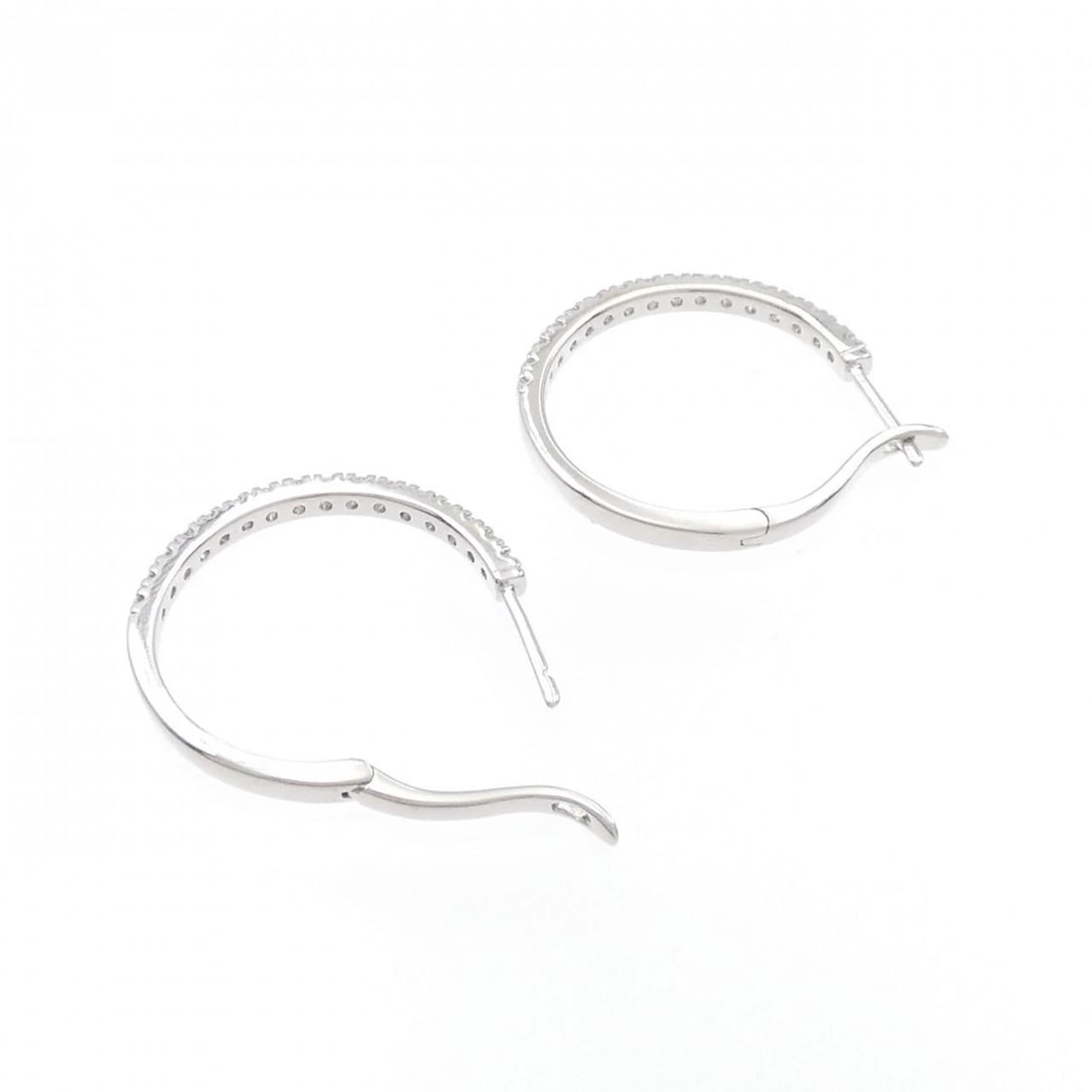 750WG DIAMOND EARRINGS: 750WG Diamond Earrings Brand: Unbranded Type: Earrings Material: 750 White Gold, Main Stone/Creation Natural Color: White Gold Size: ActualSize HxW: 24.1mmx2.1mm Accessories: None Accessories