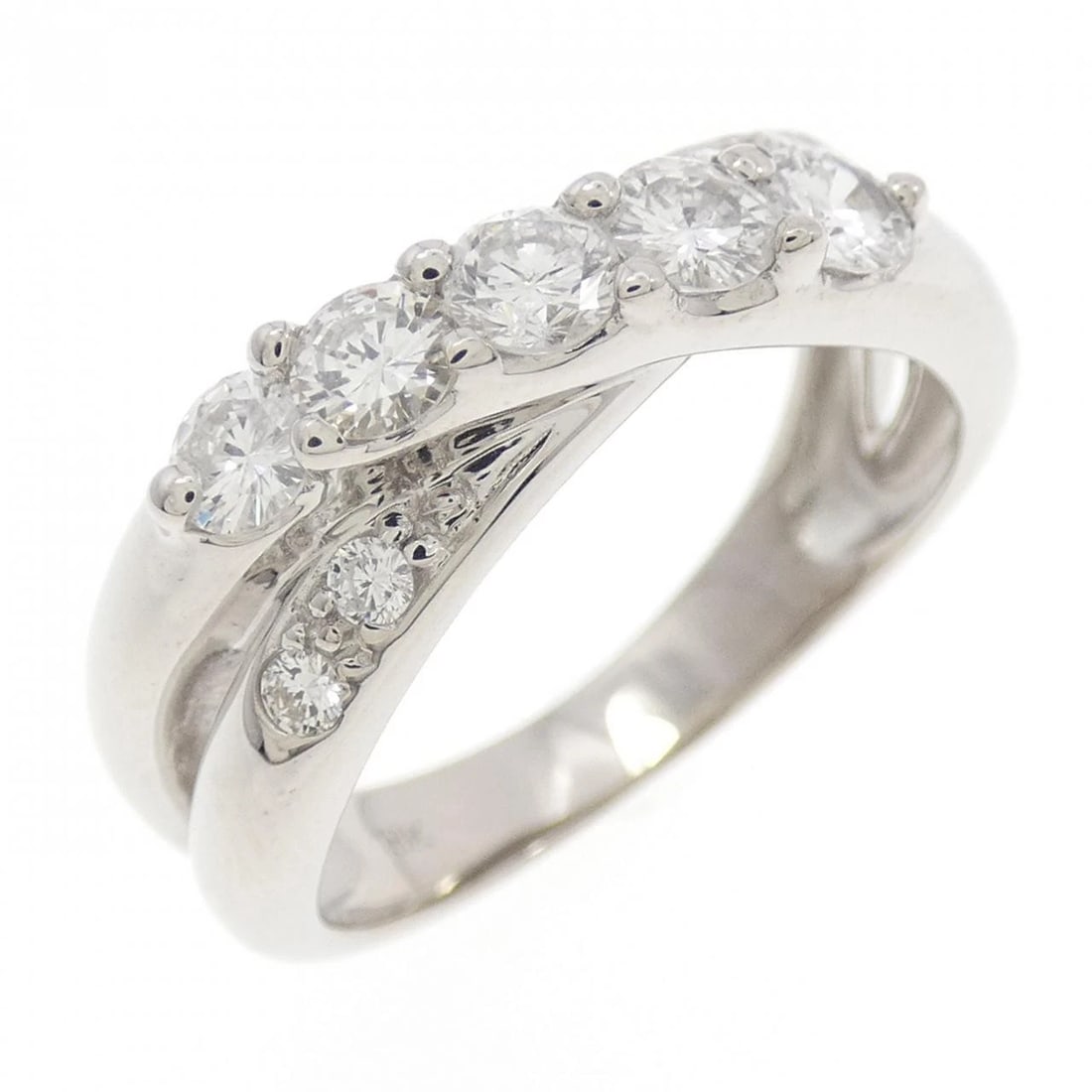 18KWG DIAMOND RING (1 of 3)