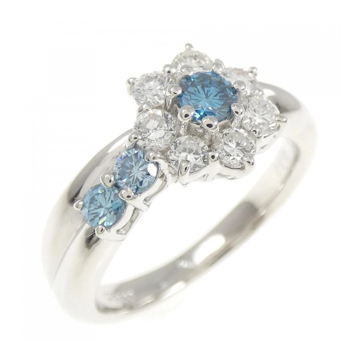 PT900 FLOWER DIAMOND RING: PT900 Flower Diamond Ring Brand: Unbranded Type: Ring Material: Platinum 900, Main Stone/Creation Natural Color: platinum Size: 5-5.5US Accessories: None Accessories Notice: When purchasing