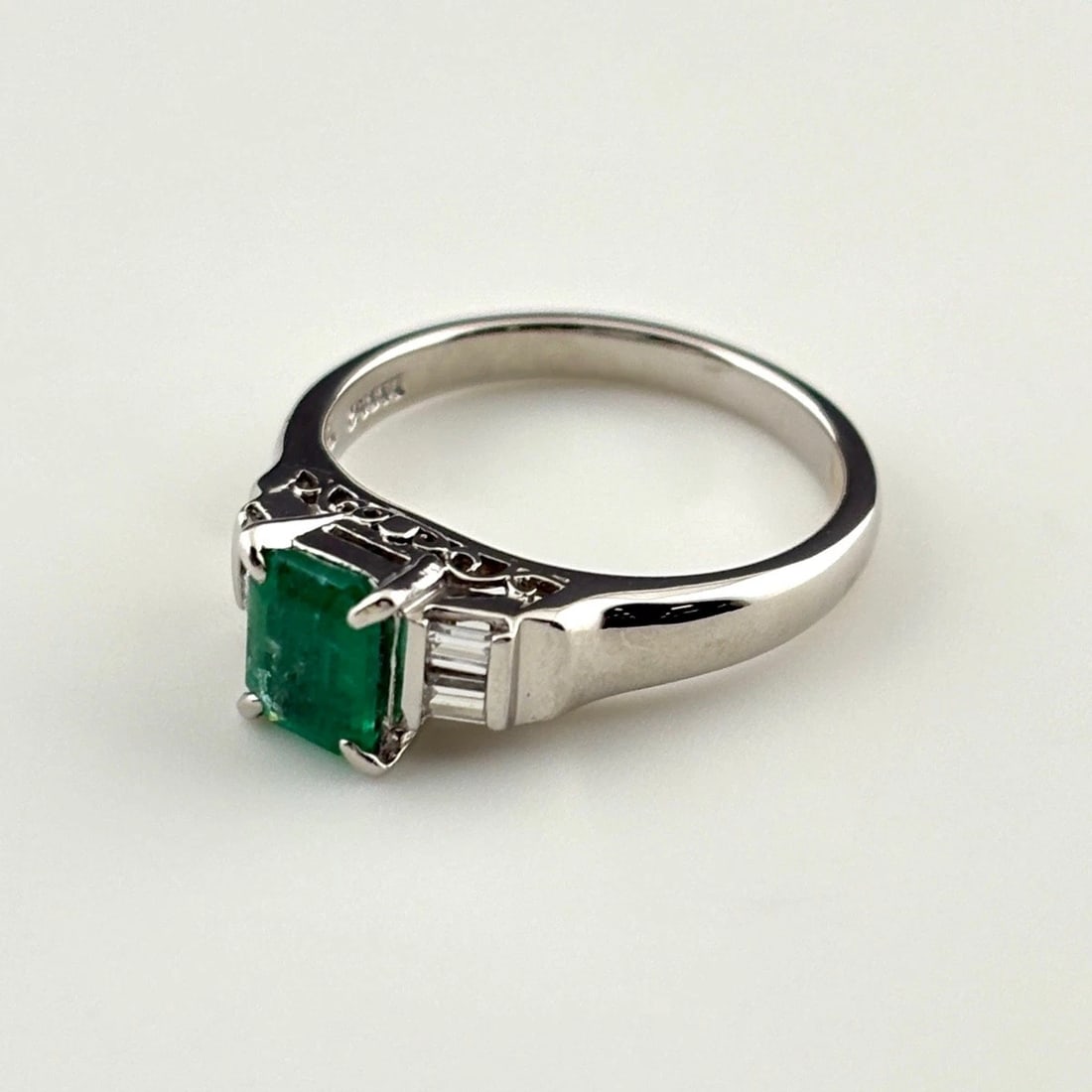 EMERALD DESIGN PLATINUM MELEE DIAMOND RING PT850: emerald design Platinum Melee diamond Ring Pt850 Brand: Unbranded Type: Ring Material: Pt850, Main Stone/Creation Emerald Color: Platinum Size: US 6 Accessories: None Accessories Notice: W