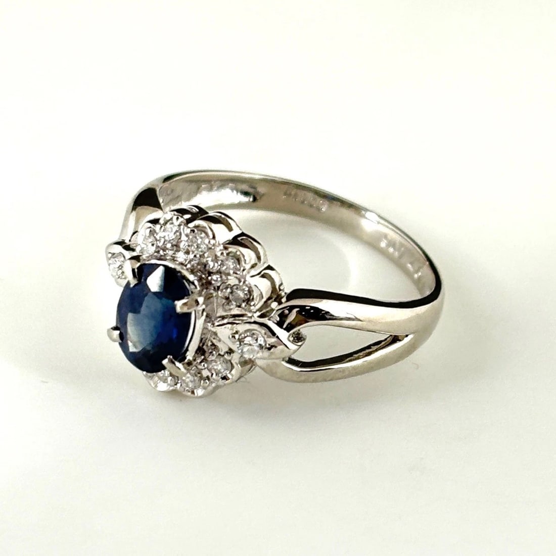 SAPPHIRE DESIGN PLATINUM MELEE DIAMOND RING PT900 SAPPHIRE: sapphire design Platinum Melee diamond Ring Pt900 sapphire Brand: Unbranded Type: Ring Material: Pt900, Main Stone/Creation sapphire Color: Platinum Size: US 7 to 7.5 Accessories: None Acc