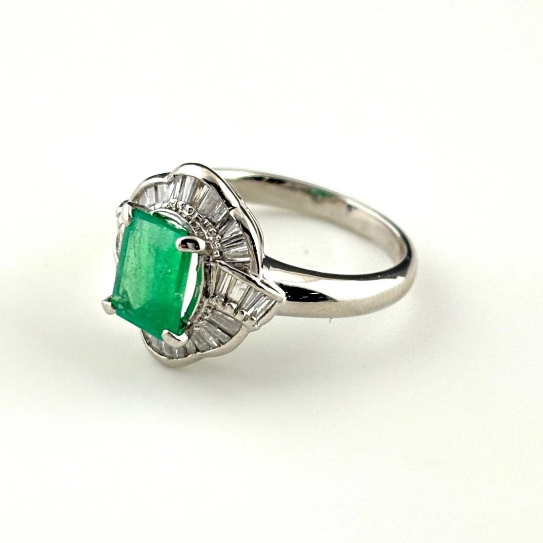 EMERALD DESIGN PLATINUM MELEE DIAMOND RING PT900: emerald design Platinum Melee diamond Ring Pt900 Brand: Unbranded Type: Ring Material: Pt900, Main Stone/Creation Emerald Color: Platinum Size: US 7.5 to 8 Accessories: None Accessories No
