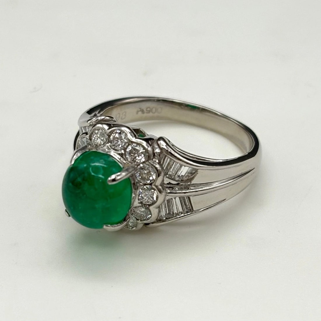EMERALD DESIGN PLATINUM MELEE DIAMOND RING PT900: emerald design Platinum Melee diamond Ring Pt900 Brand: Unbranded Type: Ring Material: Pt900, Main Stone/Creation Emerald Color: Platinum Size: US 8.5 Accessories: None Accessories Notice: