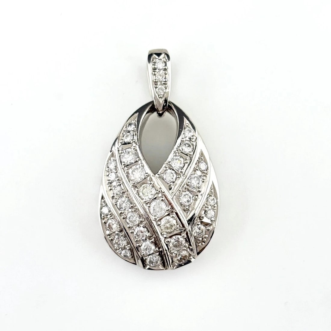 MELEE DIAMOND DESIGN PENDANT HEAD PLATINUM: Melee diamond design pendant head Platinum Brand: Unbranded Type: Pendant Head Material: Pt900, Color: Platinum Size: Total length of the pendant head including a bail 34.8×18.8mm(1.4")