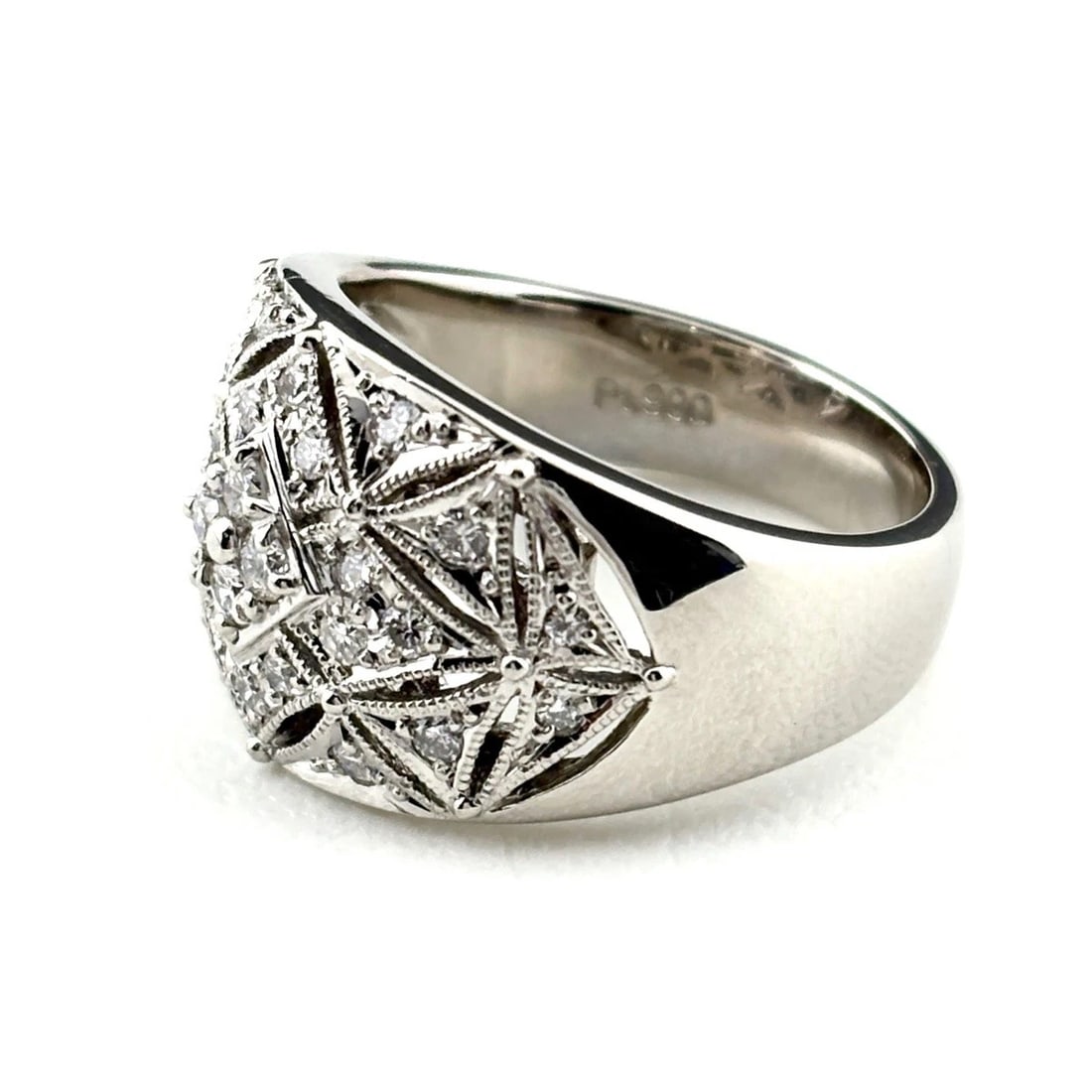 FLOWER MOTIF DESIGN PLATINUM MELEE DIAMOND FLOWER RING: flower motif design Platinum Melee diamond flower Ring Brand: Unbranded Type: Ring Material: Pt900, Color: Platinum Size: US 5.5 Accessories: None Accessories Notice: When purchasing