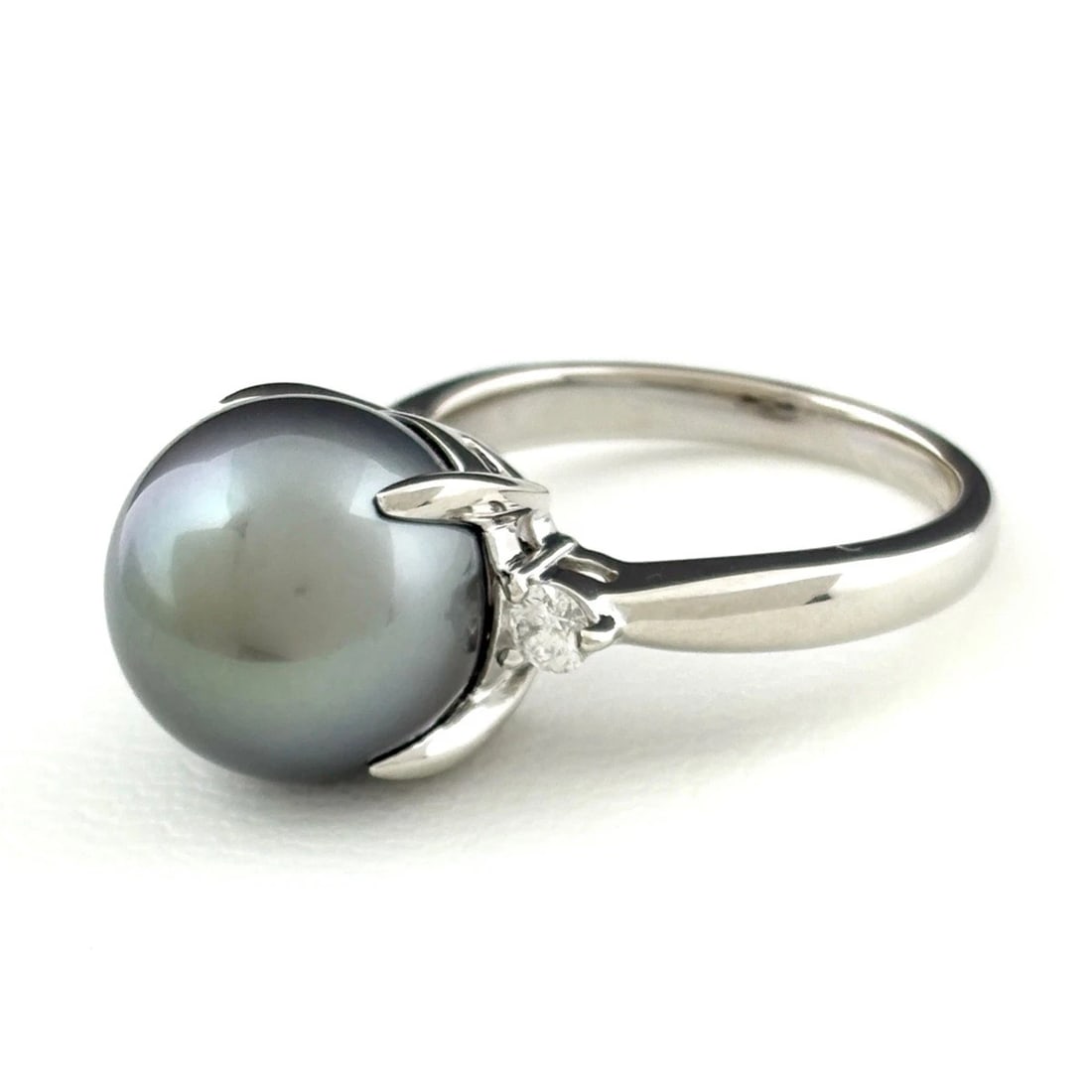 PEARL DESIGN PLATINUM MELEE DIAMOND PEARL RING: pearl design Platinum Melee diamond pearl Ring Brand: Unbranded Type: Ring Material: Pt900, Main Stone/Creation pearl Color: Platinum Size: US 7 to 7.5 Accessories: None Accessories Notice: