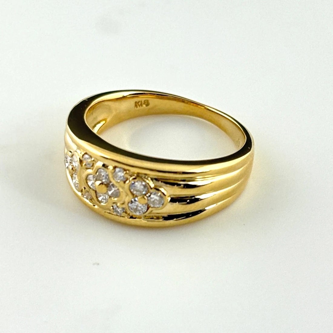 MELEE DIAMOND DESIGN YG YELLOWGOLD RING: Melee diamond design YG YellowGold Ring Brand: Unbranded Type: Ring Material: 18K, Color: Yellow Gold Size: US 5.5 to 6 Accessories: None Accessories Notice: When purchasing pre-owned goods,